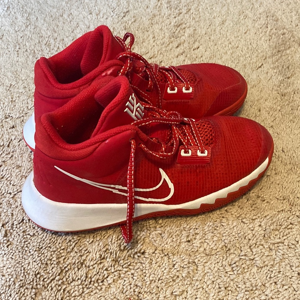 Youth basketball shoes